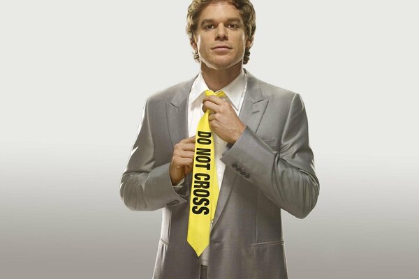 Le personnage principal de la série dans une cravate jaune