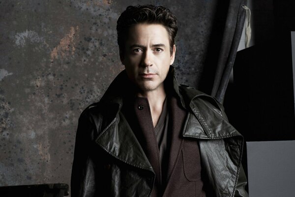 Robert Downey Jr. sur fond sombre