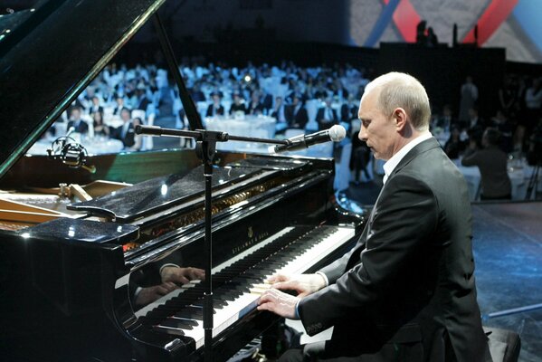The President of Russia plays the piano