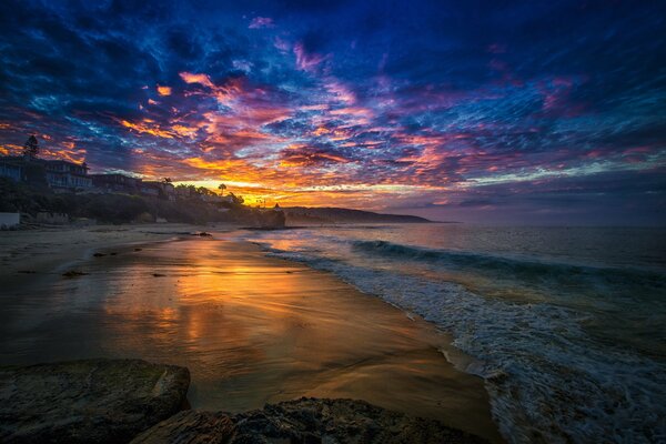 Tramonto luminoso sulla costa