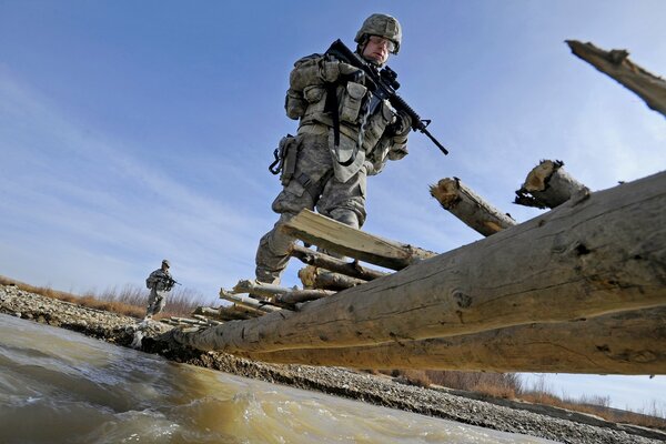 Cruce militar por puente improvisado