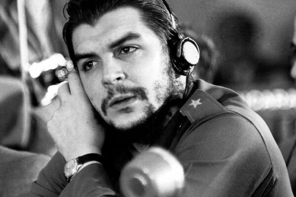 Rewolucjonista Ernest Che Guevara sfotografowany w pracy