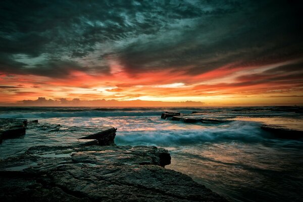 Beau coucher de soleil sur la côte de la mer