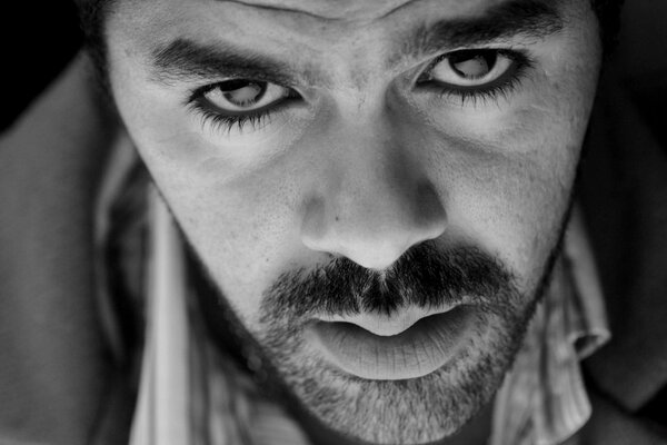 Schwarz-Weiß-Foto von Schauspieler Jamel Debbuz