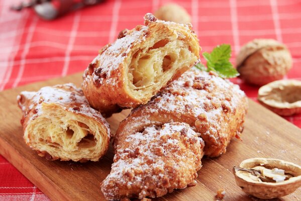 Croissant e noci belli e rubicondi