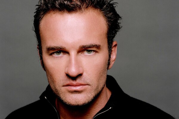 Vista de cerca del actor Julian McMahon