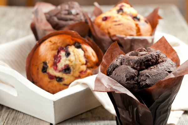 Muffin al cioccolato su un vassoio