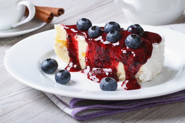 Cheesecake with raspberry jam and blueberries