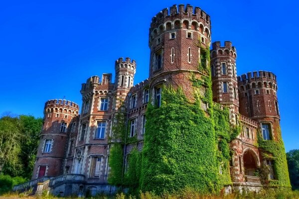 Antiguo castillo Inglés en verano