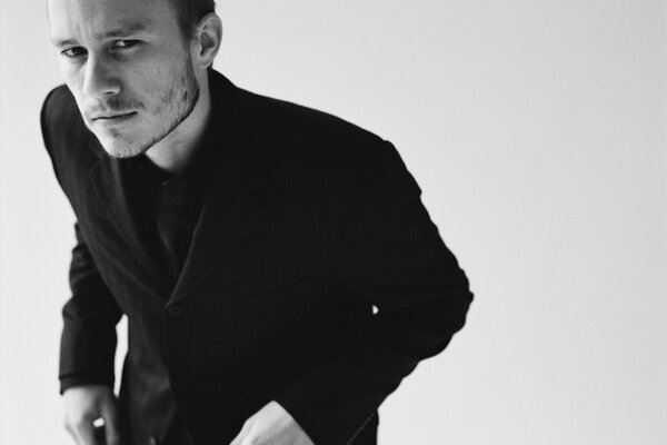 Aktor Heath Ledger w garniturze
