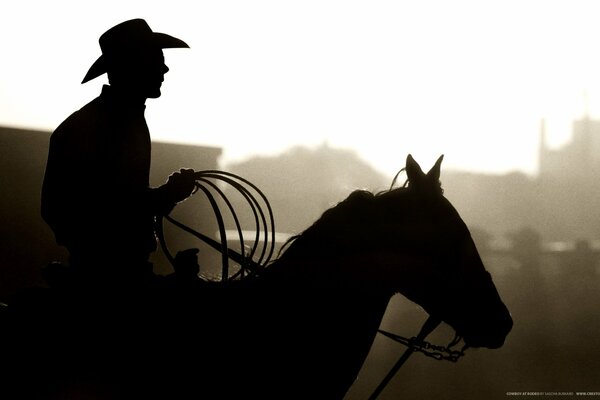 Silhouette eines Cowboys auf einem Pferd