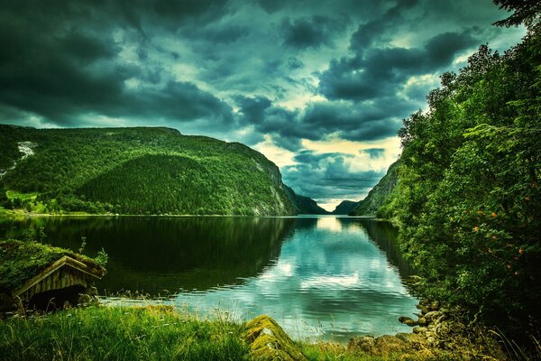 Wolken spiegeln sich im norwegischen Fjord wider