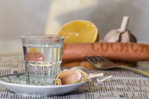 Bicchiere di vodka sfaccettato con snack