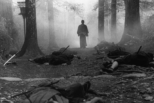 Fondos de pantalla en blanco y negro Samurai en el bosque cadáveres