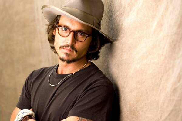 Johnny Depp au chapeau contre le mur