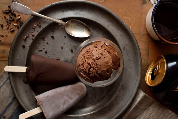 Helado de chocolate en un palito en un plato