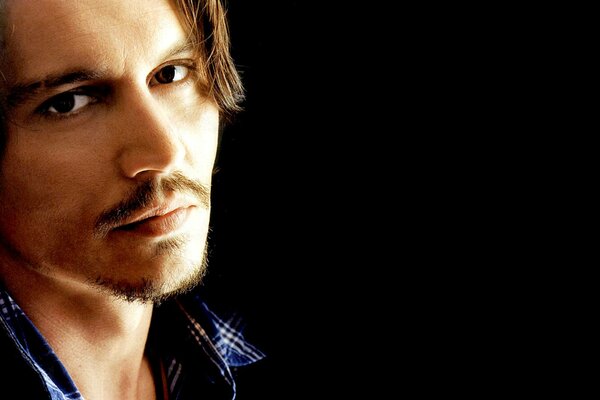 Johnny Depp ha puntato lo sguardo esattamente sulla telecamera