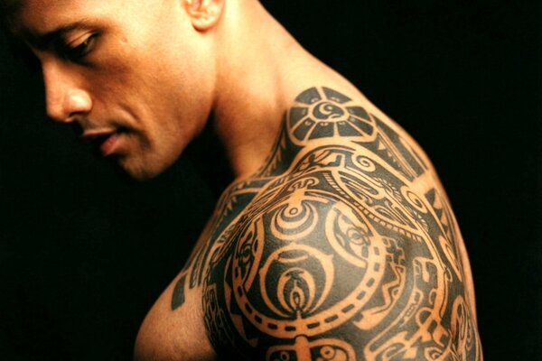 L attore soprannominato The Rock mostra il suo tatuaggio