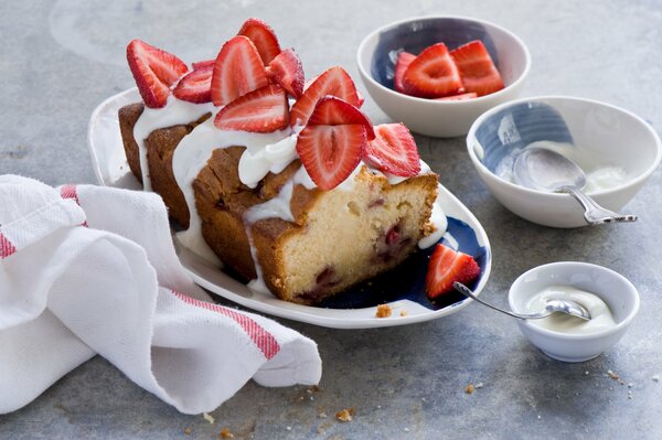 Cupcake sur la table avec sauce et fraises