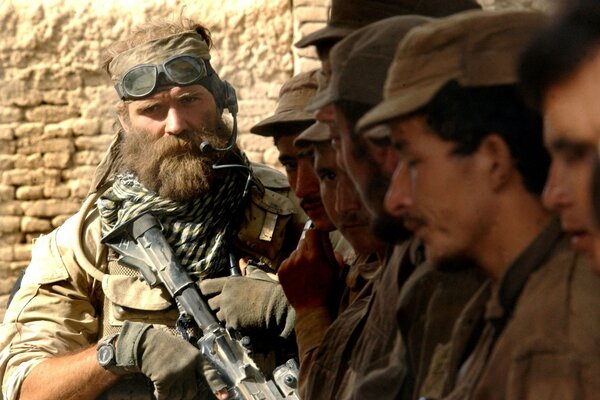 Homme avec une barbe et une mitrailleuse