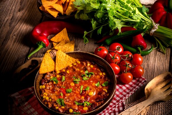 Plato de verduras con bocadillos de maíz