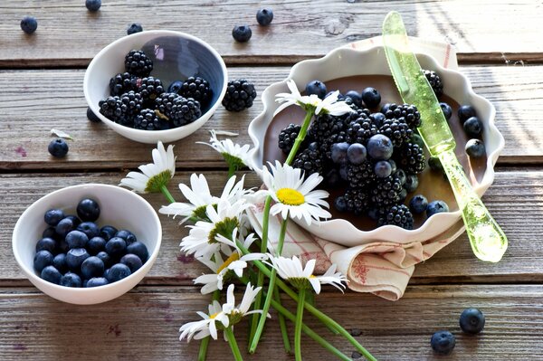 Pie, berries and daisies on the table