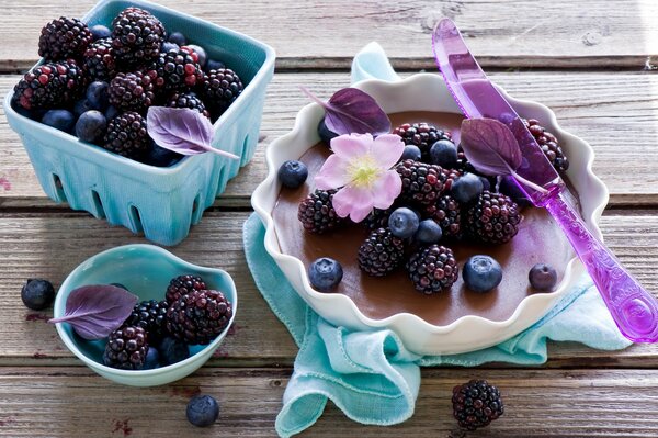 Nature morte avec tarte, baies, fleur et feuilles