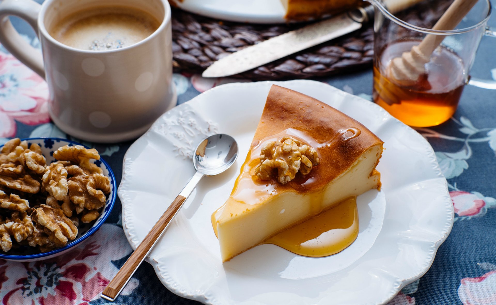 kuchen tasse kaffee nüsse dessert honig löffel