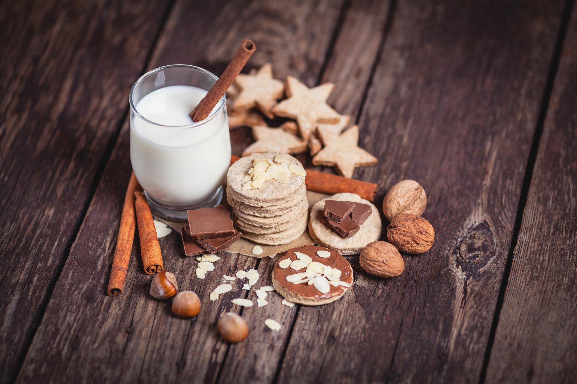 vaso leche canela palitos nueces avellanas nueces almendras galletas chocolate tablas