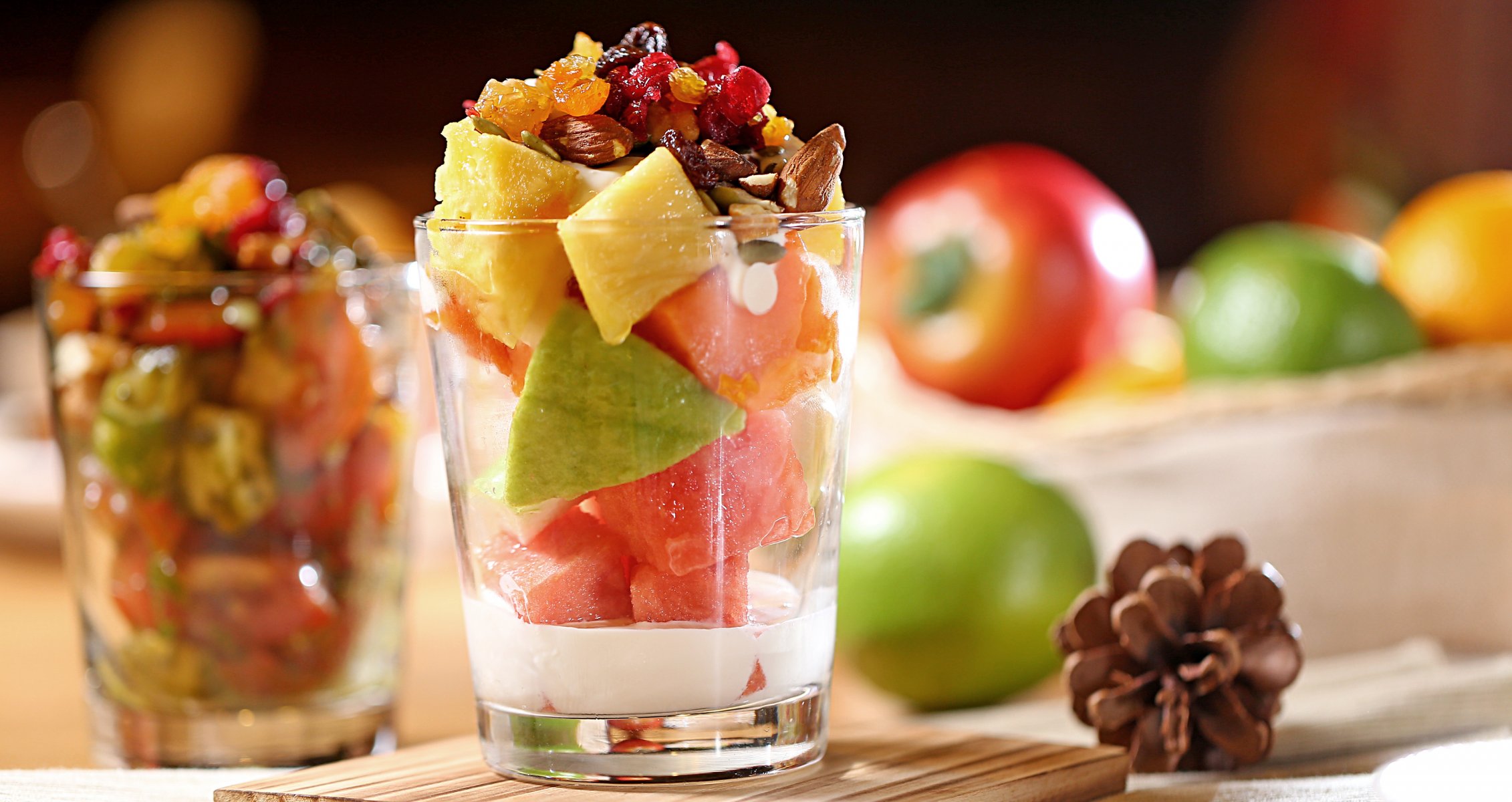 dessert verres fruits baies salade noix fruits secs