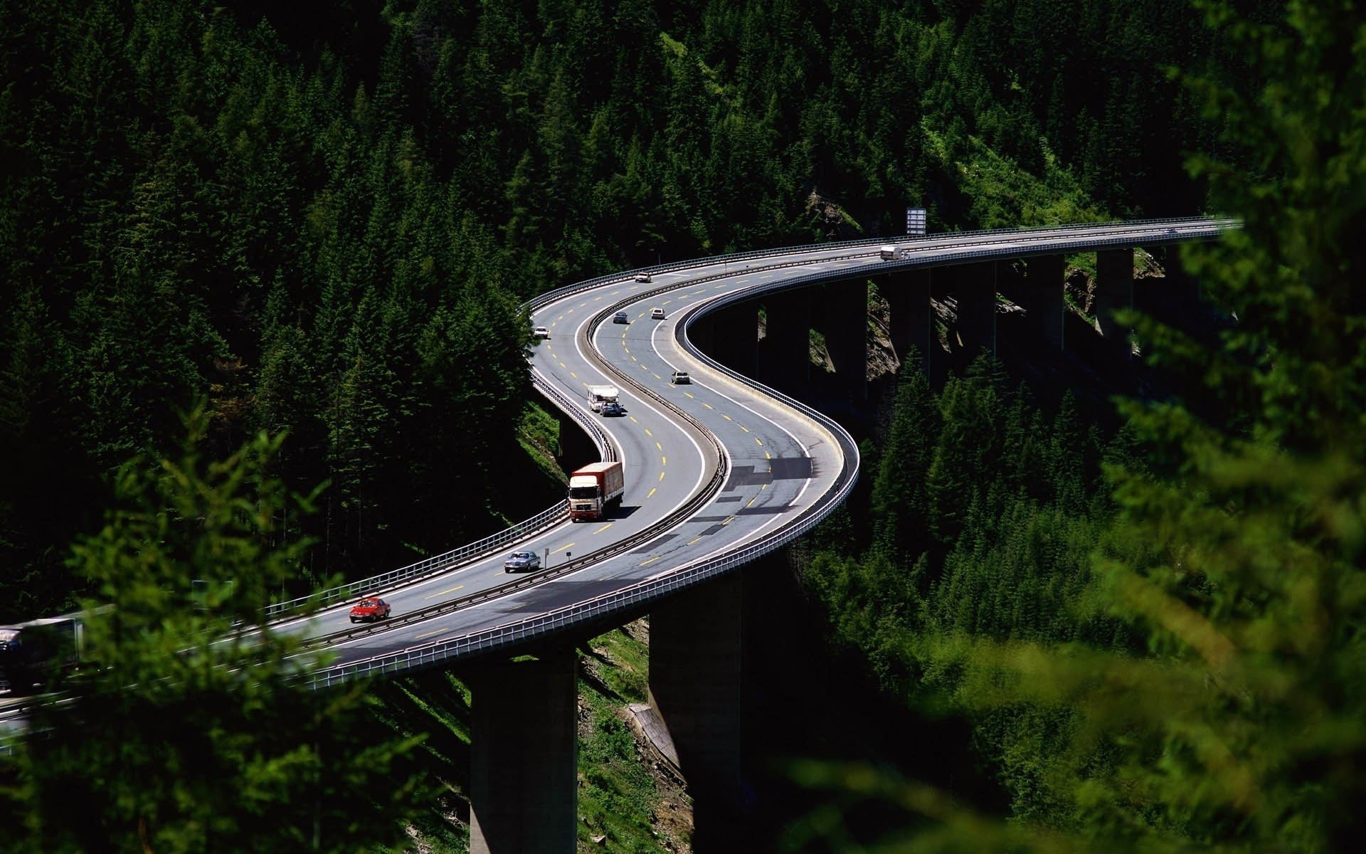 sztuczne góry serpentyn las autostrada