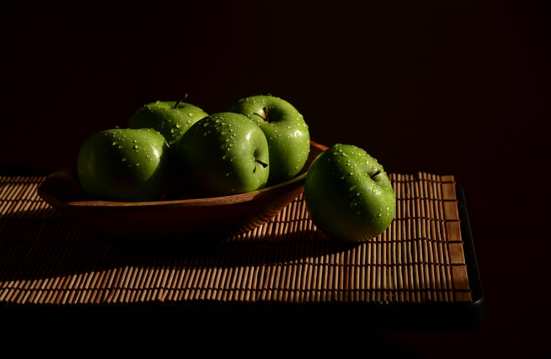 mele luce legno natura morta verde stuoia gocce acqua frutta fresco hd