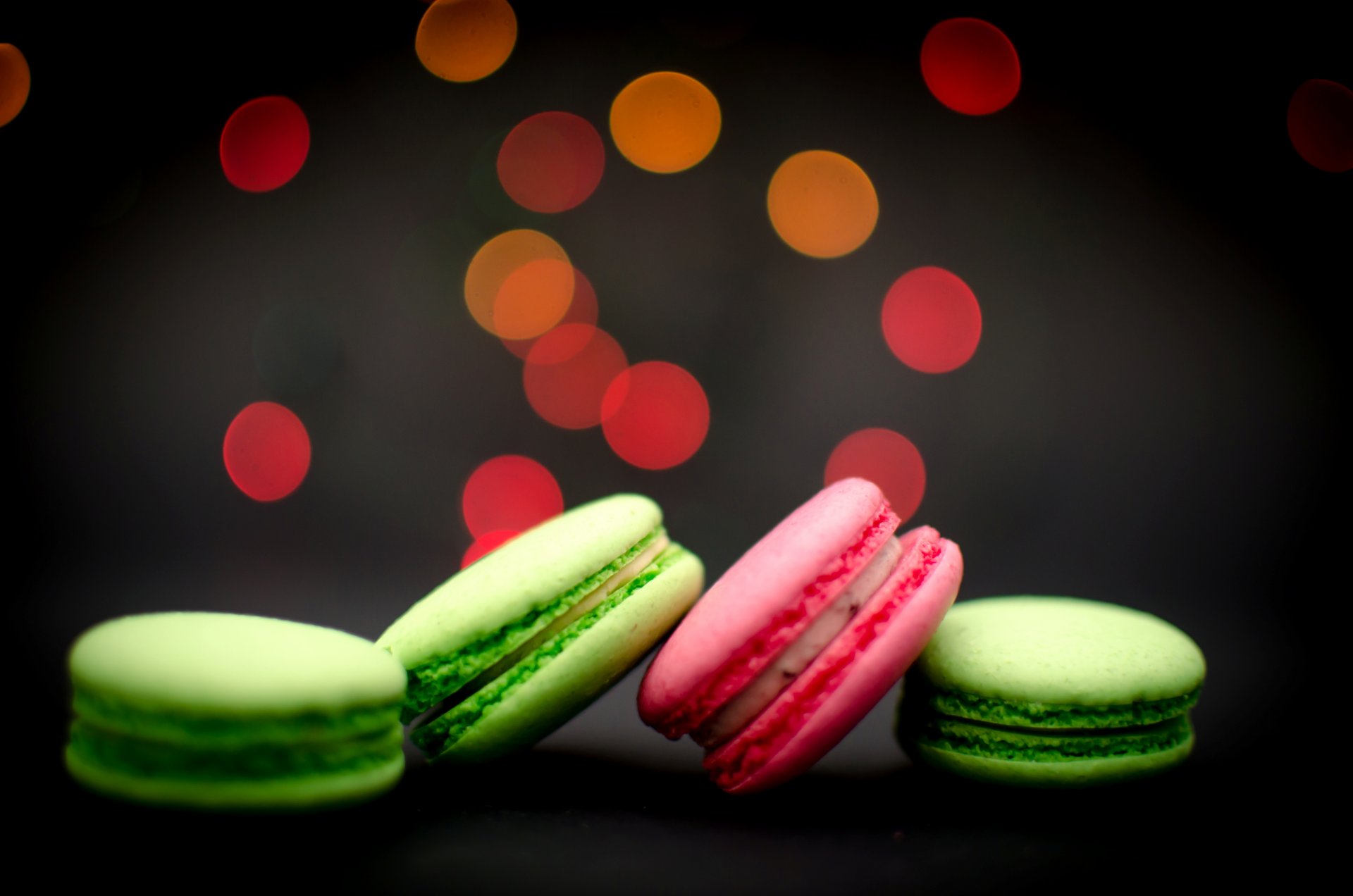 macaron makaronik ciasteczka różowe zielone deser bokeh