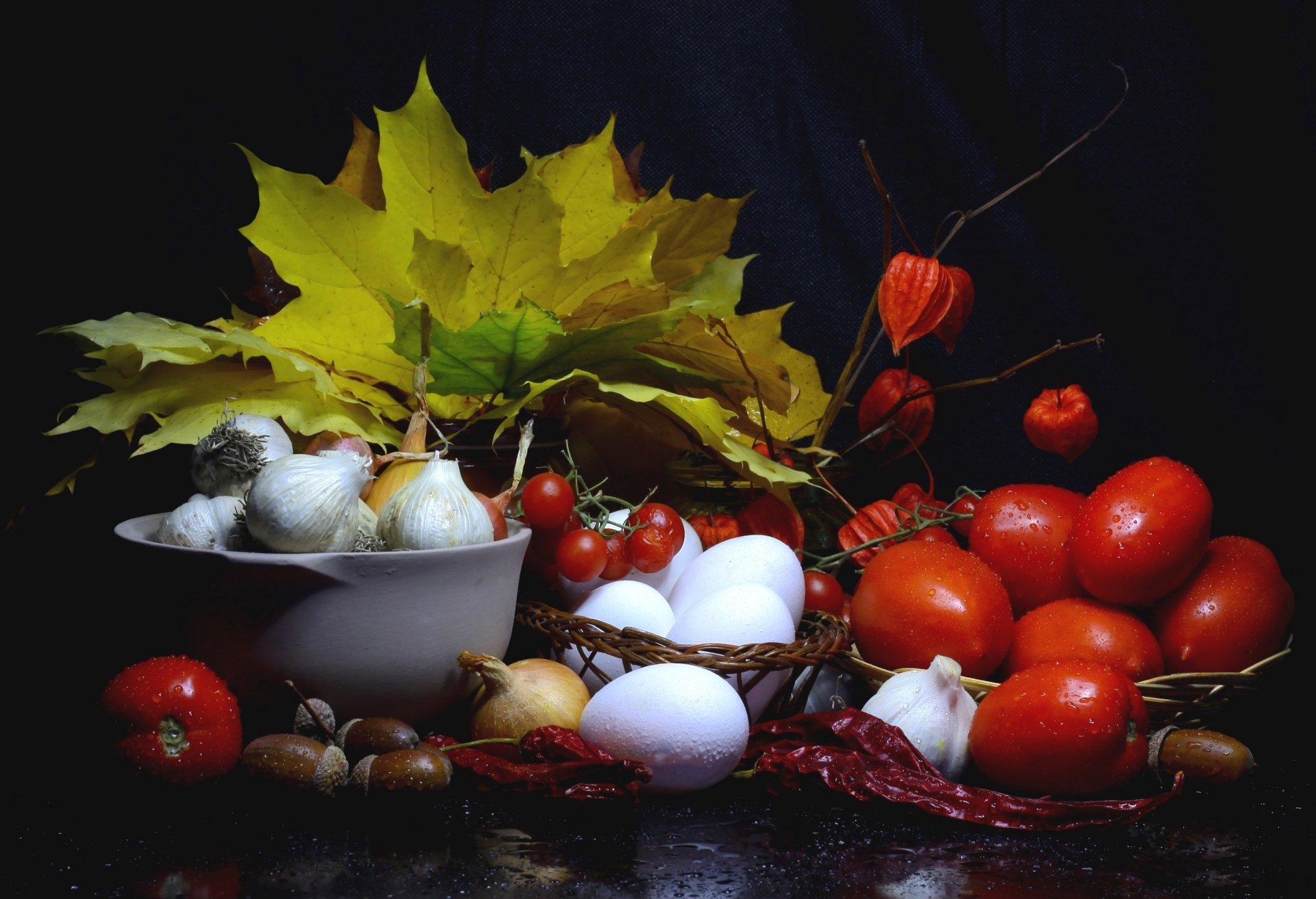 nature morte automne feuilles récolte tomates ail oignon poivre glands oeufs