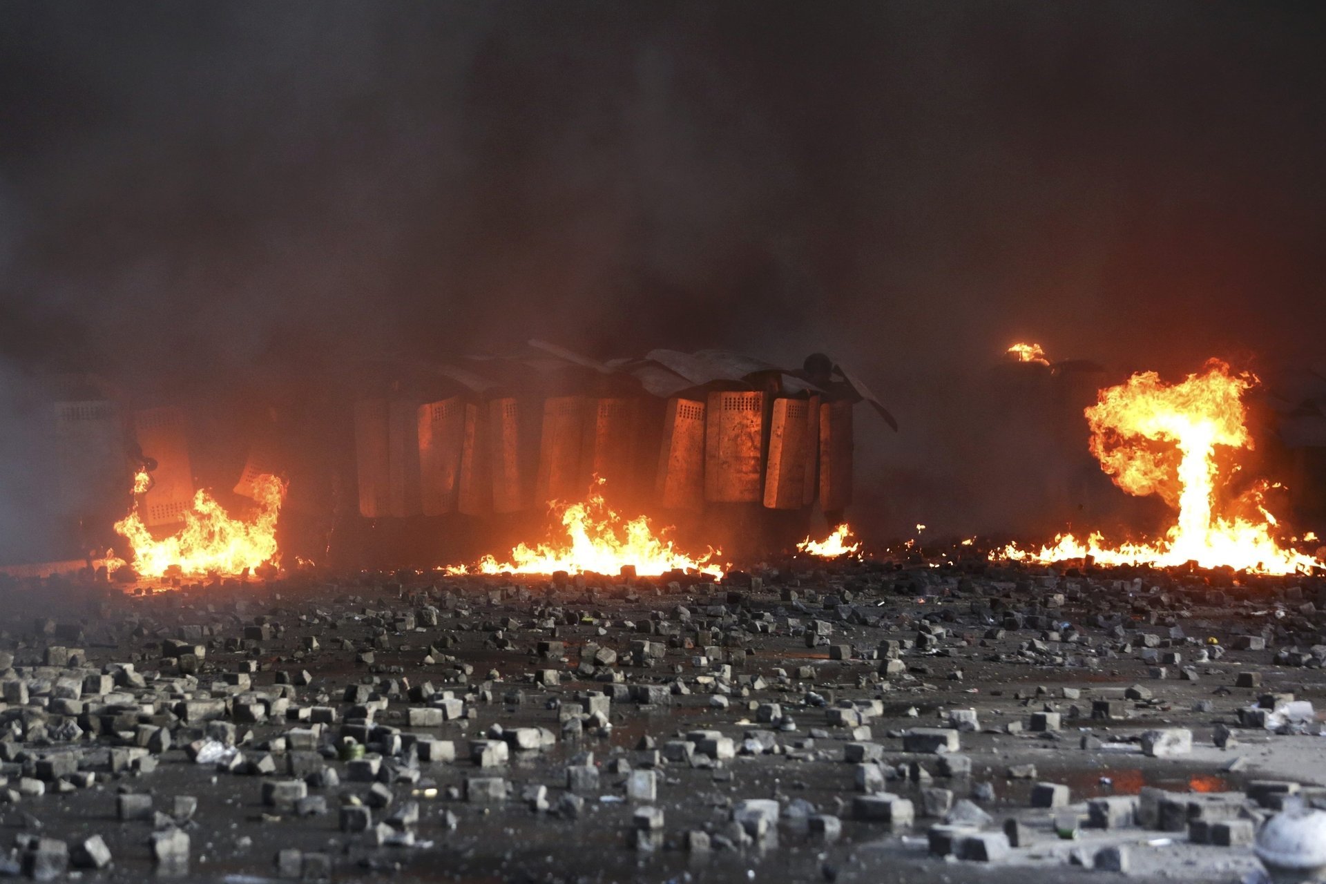 kijów noc majdan ogień kostka brukowa