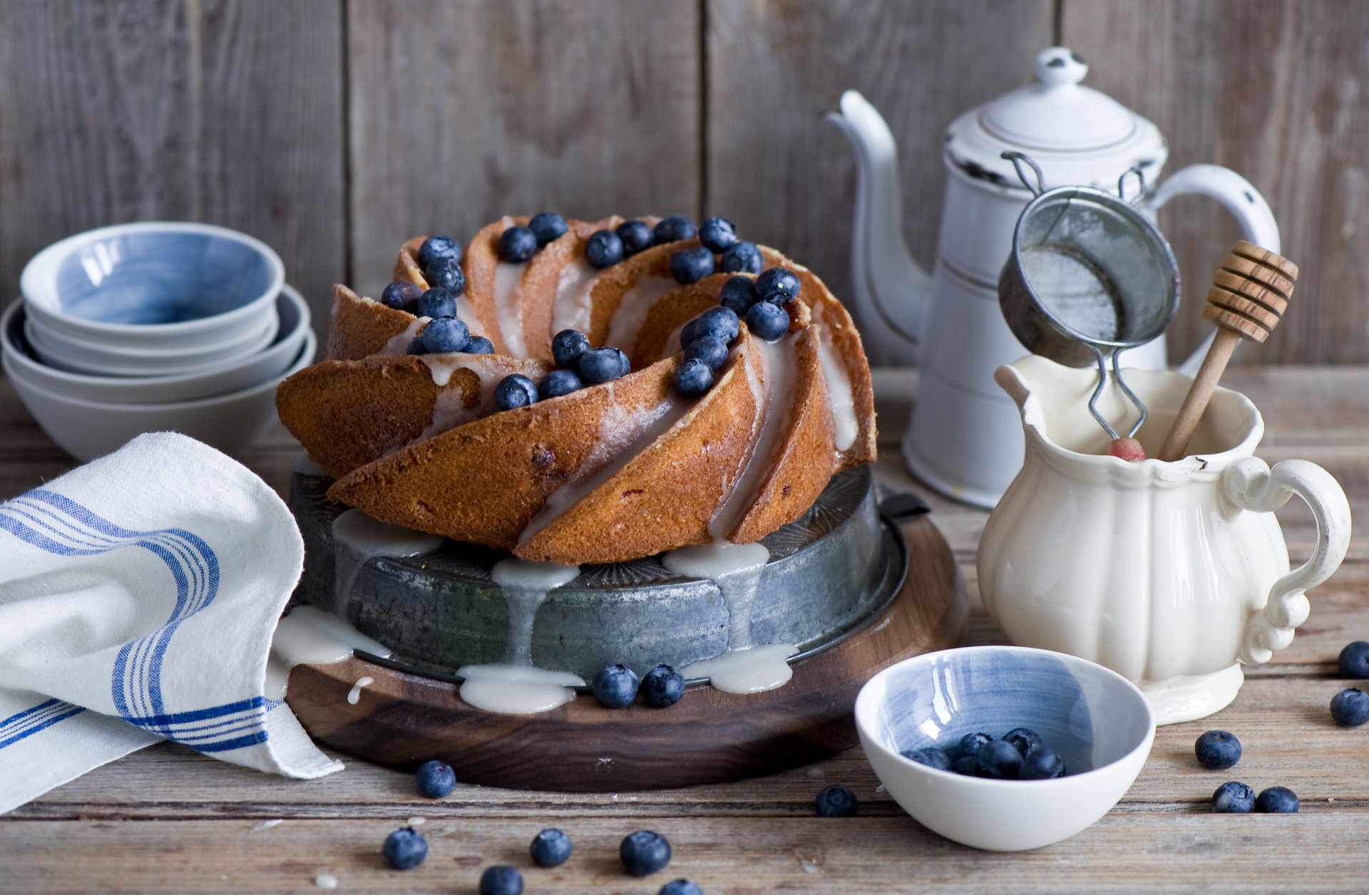 cake berries blueberries tableware