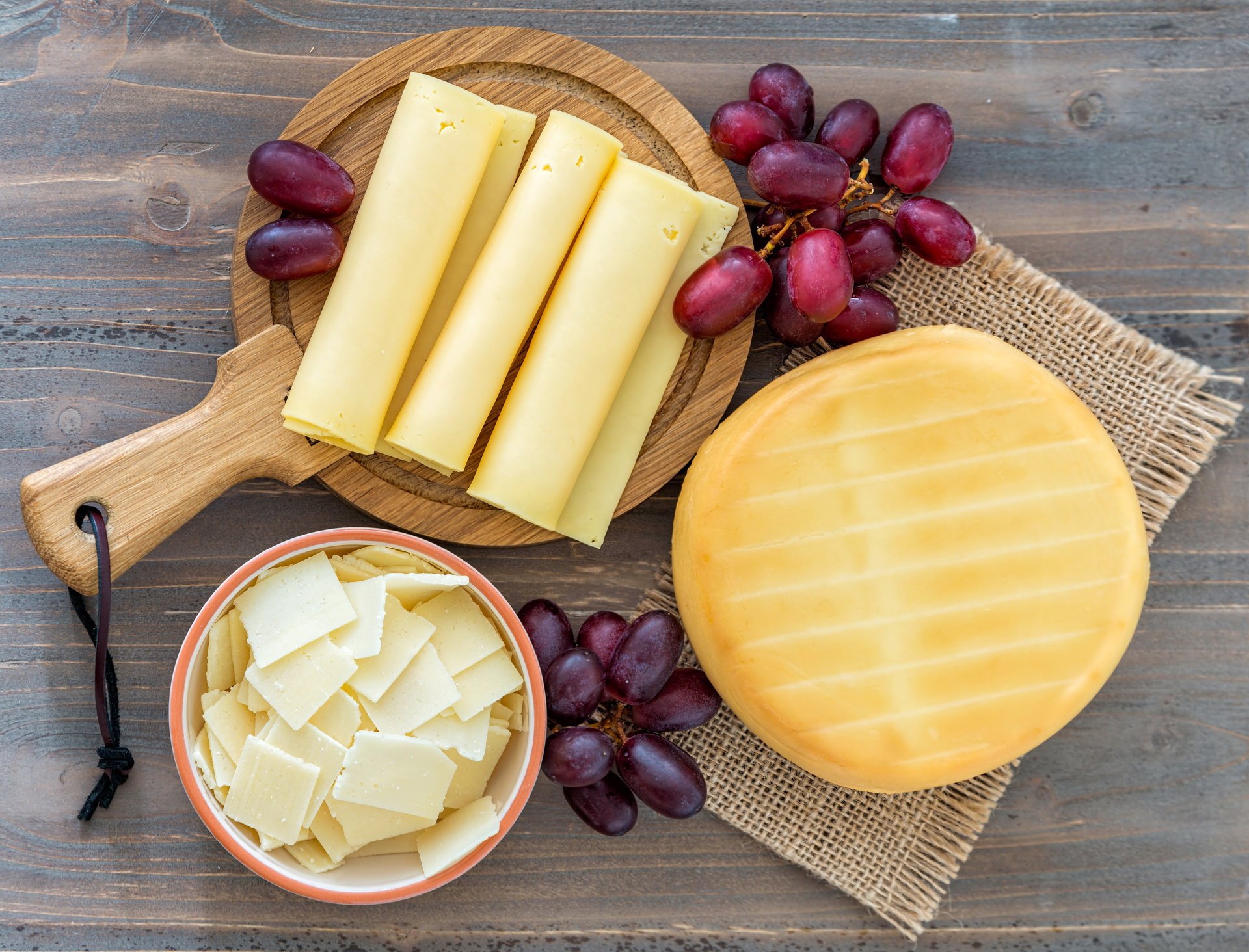 stillleben käse trauben essen foto