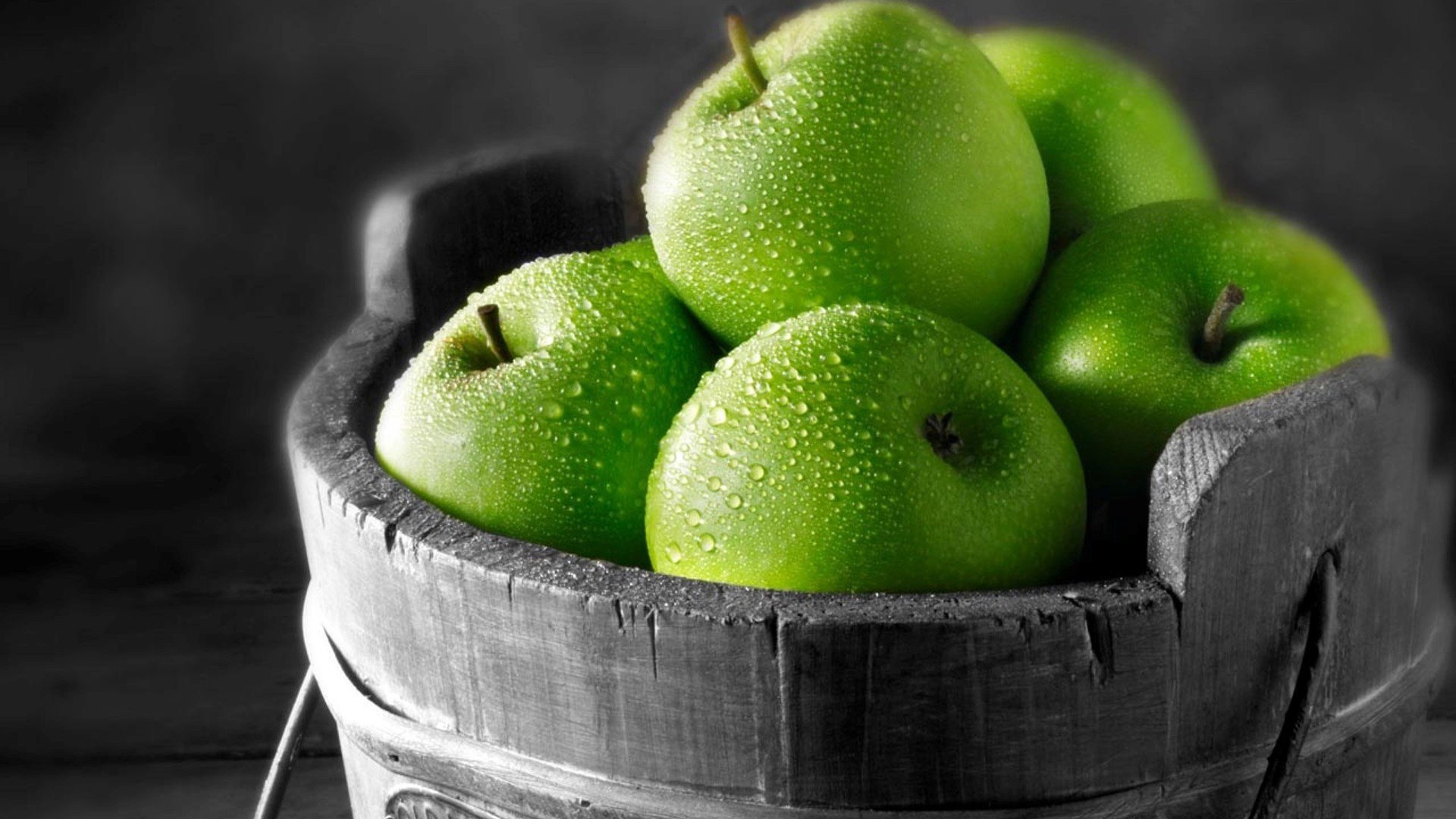 manzanas verdes cubo rocío