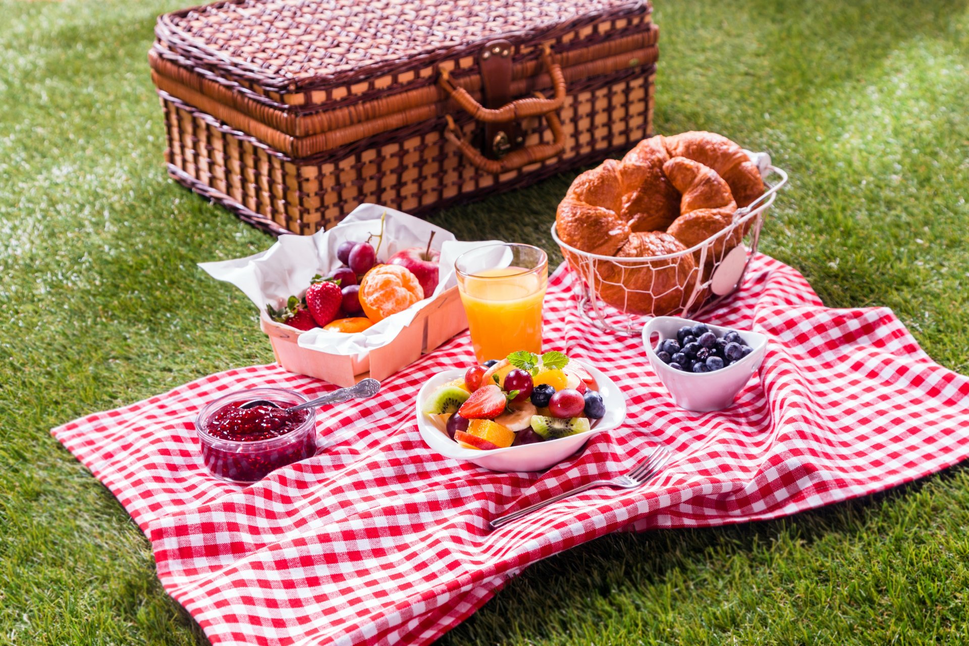 breakfast berries fruits croissants jams basket cherry strawberry bananas kiwi mandarin apple blueberrie