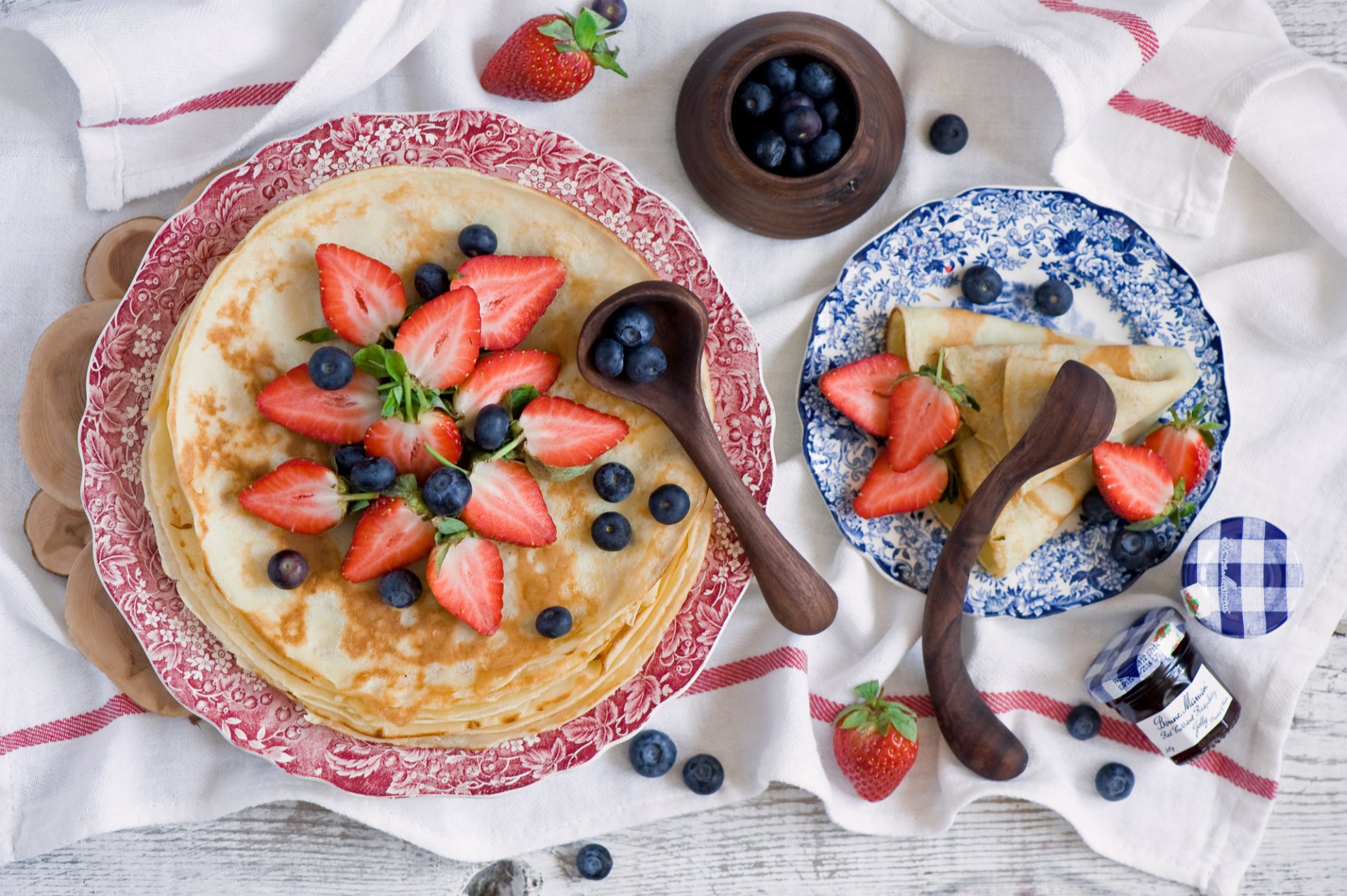 panqueques bayas fresas arándanos