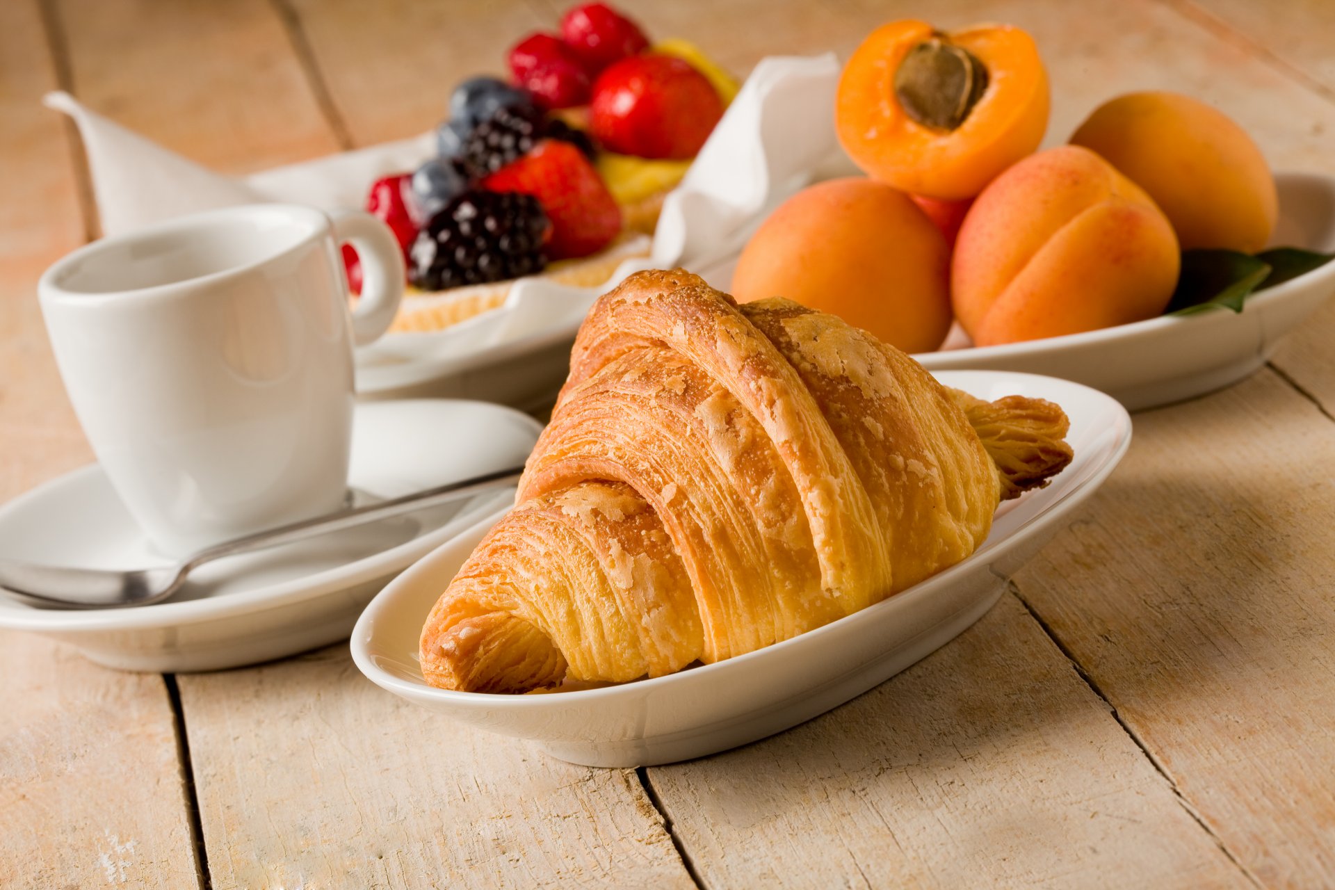 trinken tasse kaffee tee frühstück croissants obst essen