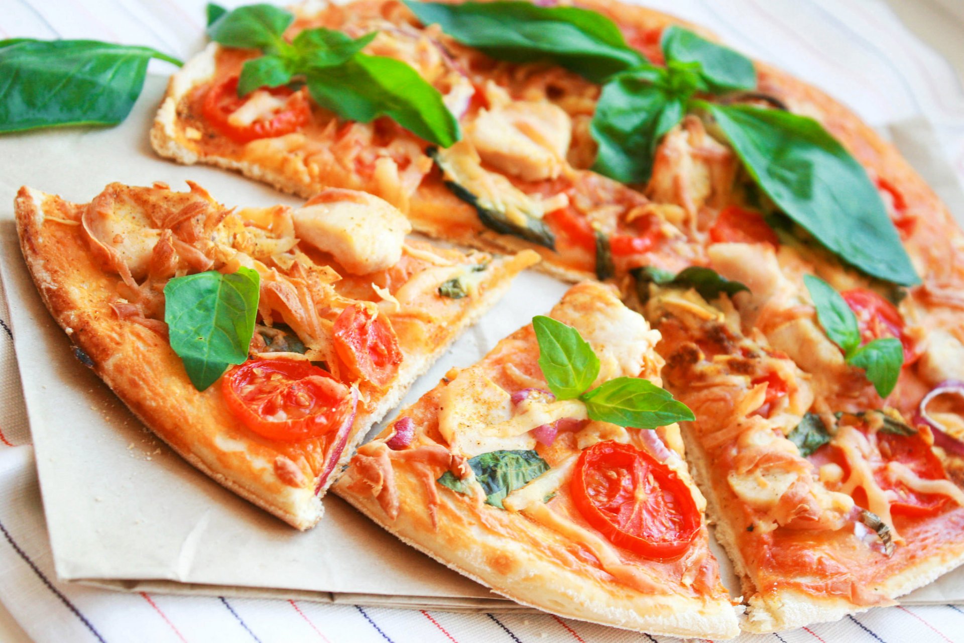 pizza nourriture légumes viande tomates poulet fromage oignon