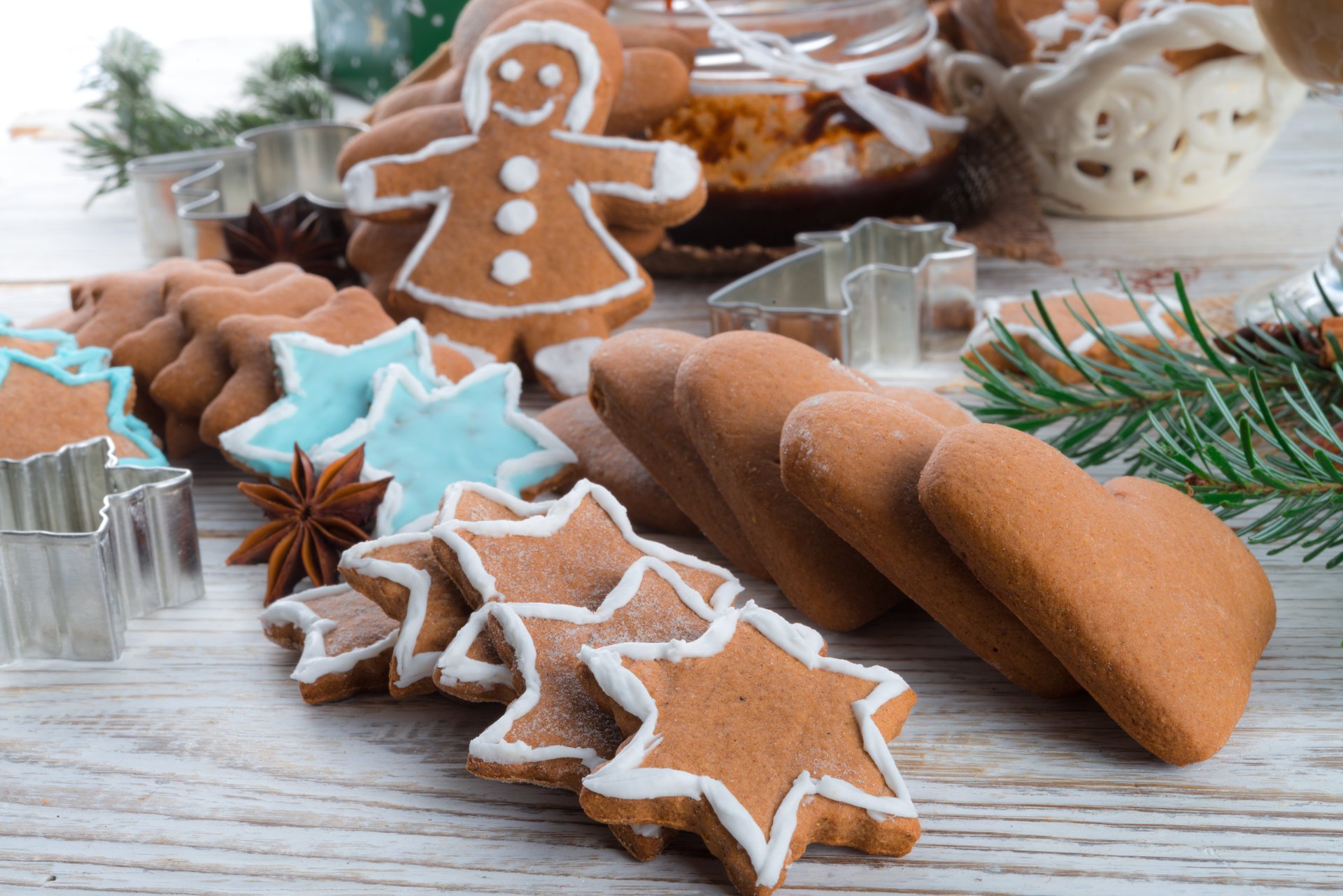 biscuits nouvel an cuisson alimentaire dessert figurines branche sapin vacances hiver