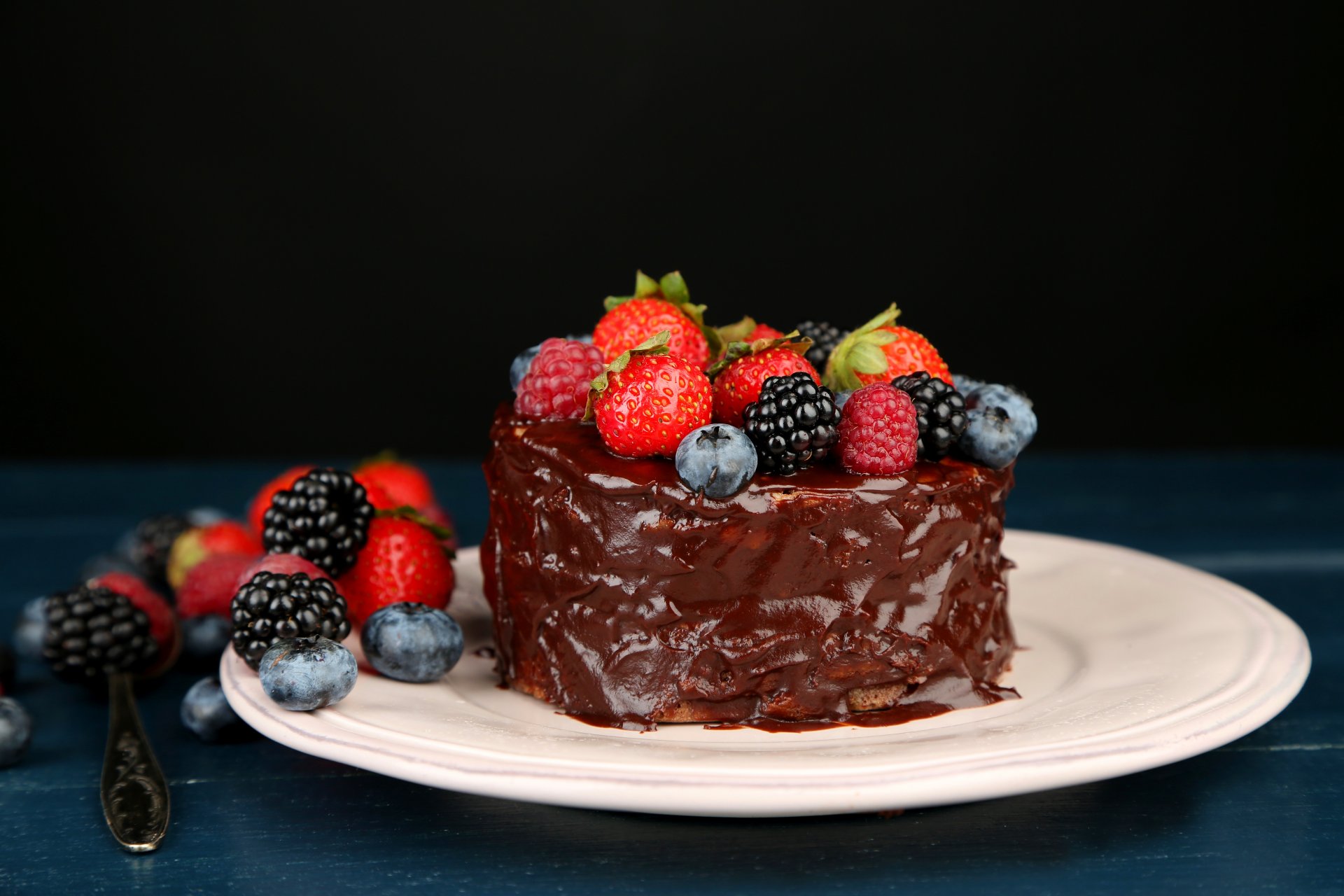 dessert gâteau brownie doux nourriture framboise fraise mûre myrtille chocolat nourriture framboises