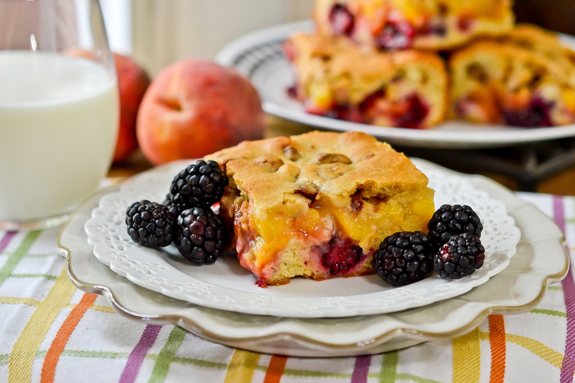 kuchen beeren brombeeren milch teller