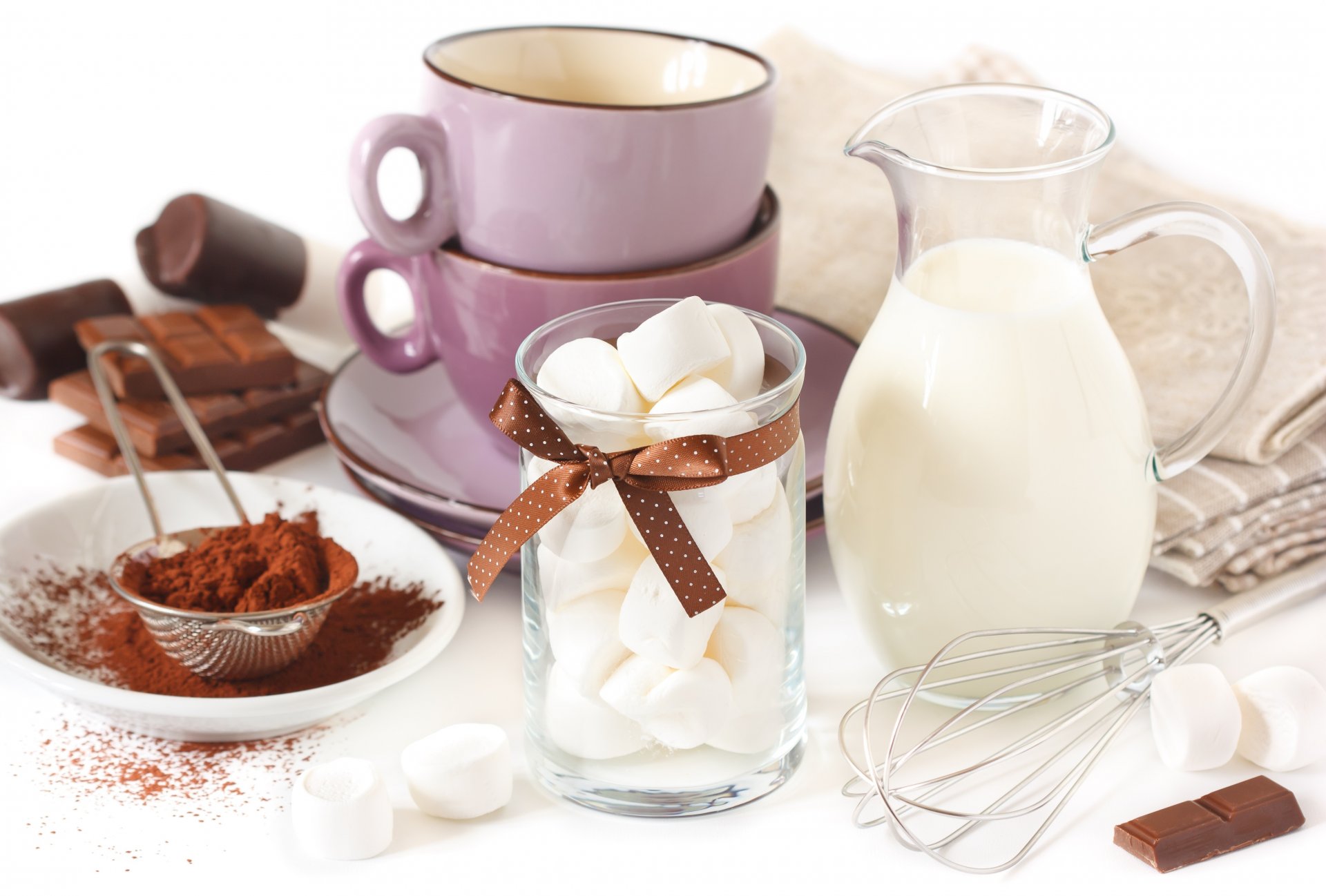 cruche lait chocolat guimauve soucoupes tasse serviettes