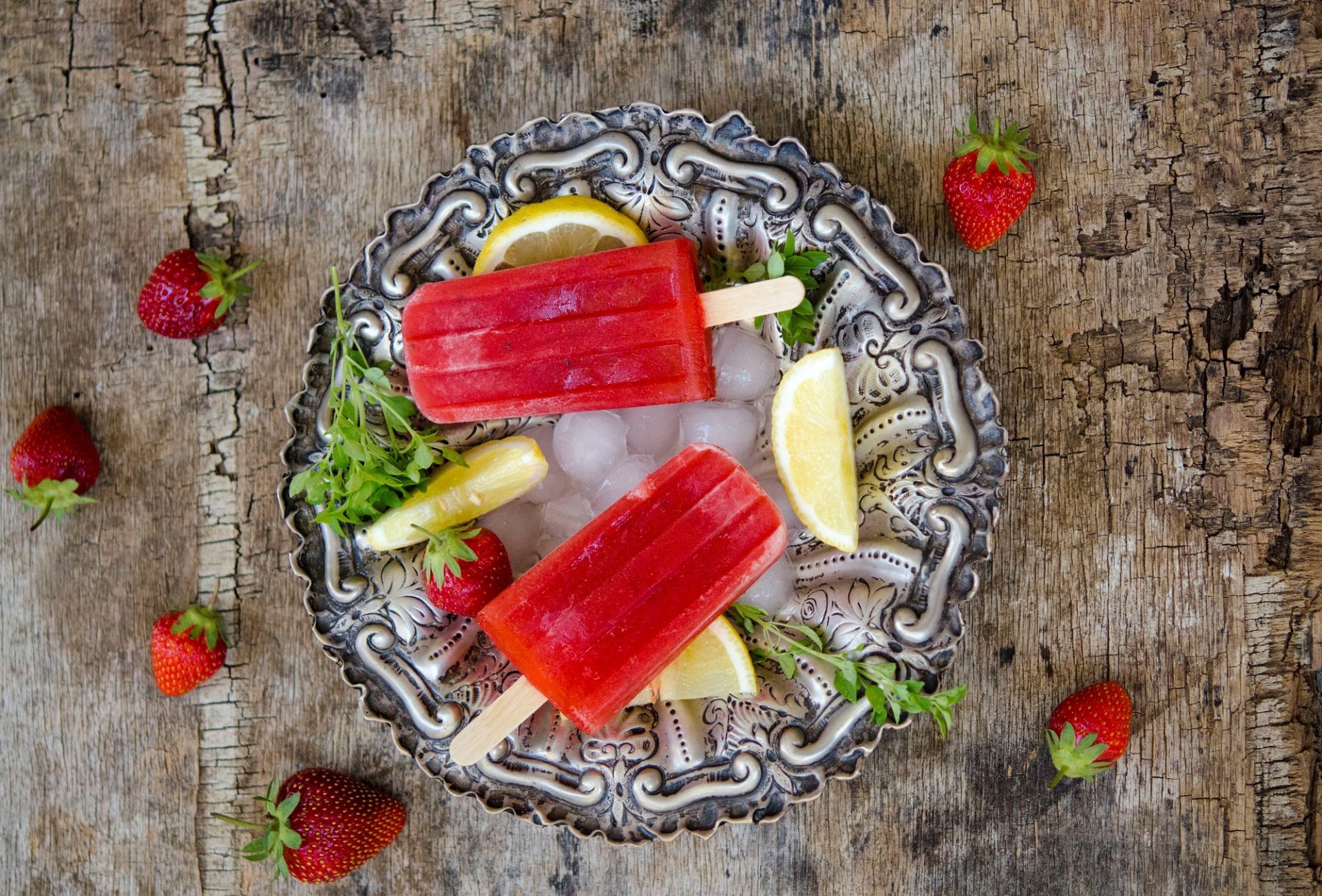 eis stäbchen eis zitrone erdbeere teller tisch