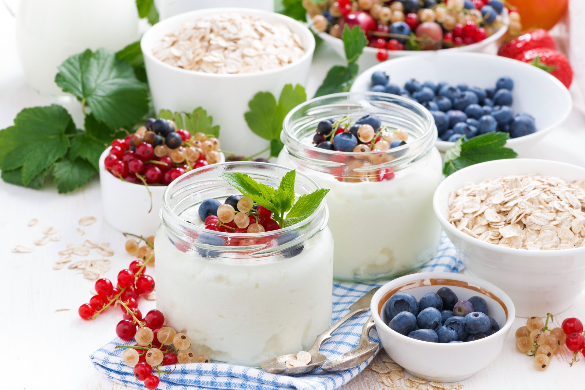 desayuno muesli leche yogur fresas arándanos grosellas fruta granola