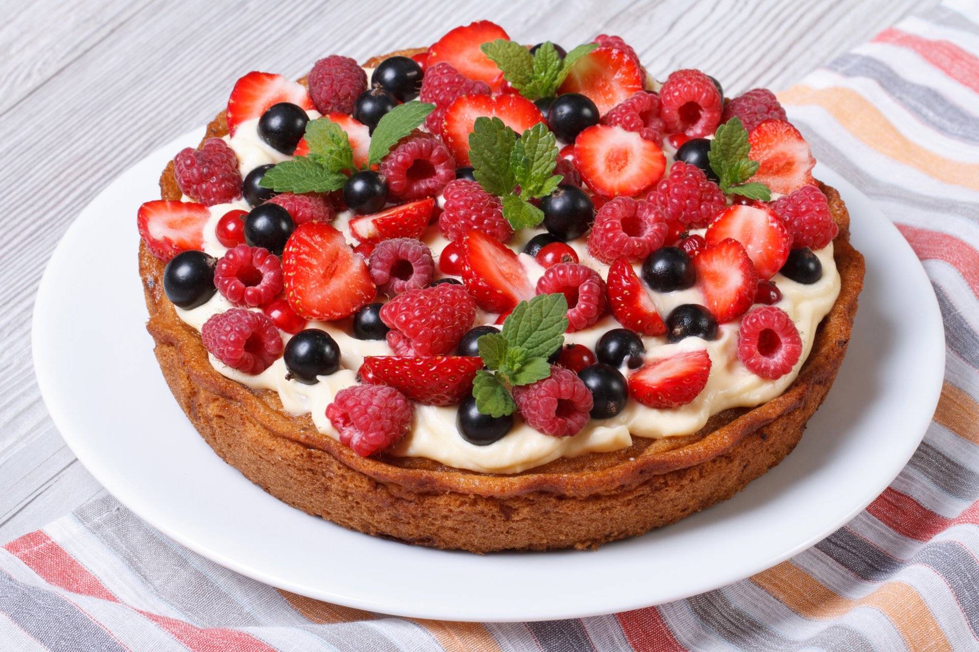 beeren kuchen dessert süß backen kuchen sahne erdbeeren himbeeren johannisbeeren