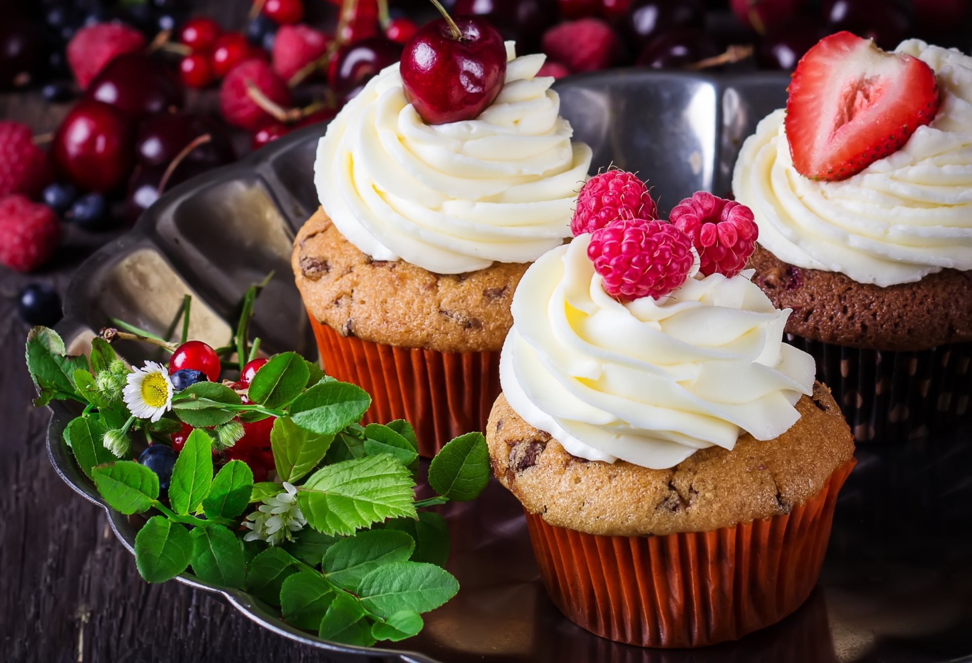 muffins crema frambuesas fresas cerezas pasteles flores postre bayas